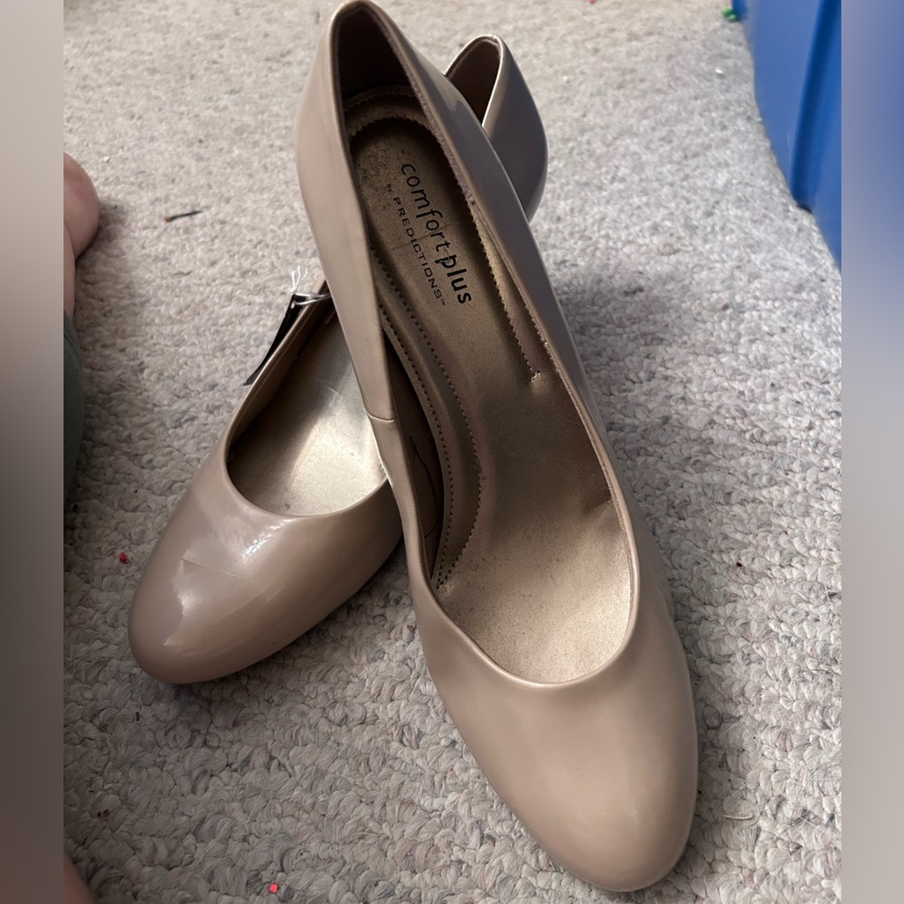 Nude pumps